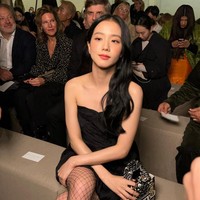 Meskipun tak memakai aksesoris, penampilan Jisoo tetap terlihat mewah. Tahun lalu, dia juga mencuri perhatian di Paris Fashion Week dengan preppy look. Foto: Instagram