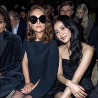 Dalam kesempatan itu, Jisoo BLACKPINK bertemu dengan aktris Hollywood yang diidolakannya, Natalie Portman. Keduanya duduk berdampingan di baris terdepan. Foto: Instagram