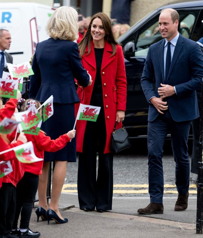Saat berkunjung ke Wales pertamakalinya setelah menyandang gelar Princess of Wales, Kate Middleton tampil memesona dengan gaya khasnya memakai coat. Kali ini Kate mengenakan coat merah dari label favoritnya L.K. Bennett. Foto: Getty Images