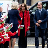 Saat berkunjung ke Wales pertamakalinya setelah menyandang gelar Princess of Wales, Kate Middleton tampil memesona dengan gaya khasnya memakai coat. Kali ini Kate mengenakan coat merah dari label favoritnya L.K. Bennett. Foto: Getty Images