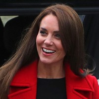 Kate Middleton mendampingi Pangeran William mengunjungi sejumlah wilayah di Wales. Mereka datang ke Holyhead di Anglesey, Wales Utara dan Swansea di Barat Daya Wales. Foto: Getty Images