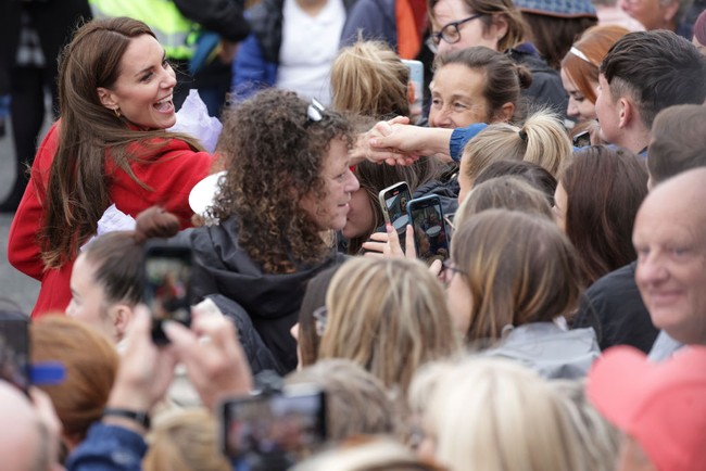 Pertamakali ke Wales setelah menyandang gelar yang sama dengan Putri Diana yaitu Princess of Wales, Kate Middleton disambut hangat penduduk lokal. Foto: Getty Images