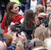 Pertamakali ke Wales setelah menyandang gelar yang sama dengan Putri Diana yaitu Princess of Wales, Kate Middleton disambut hangat penduduk lokal. Foto: Getty Images