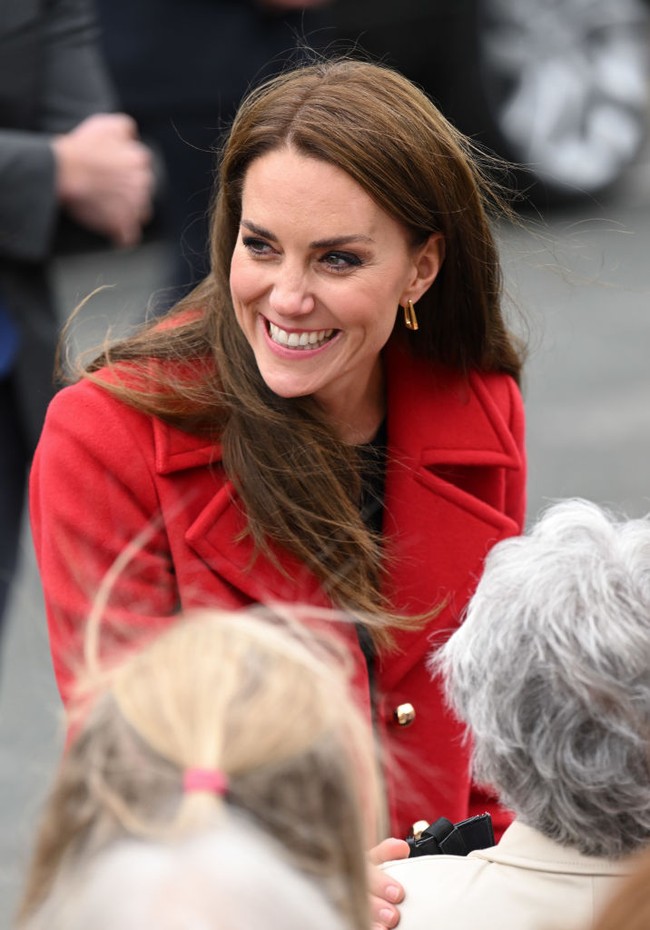 Mempermanis penampilannya, Kate Middleton mengenakan anting-anting 18 karat emas yang didaur ulang dari brand Spells of Love. Pada situs brand tersebut, harga anting-anting Kate ini  £79 atau sekitar Rp 1,3 juta. Foto: Getty Images