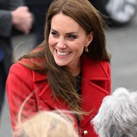 Mempermanis penampilannya, Kate Middleton mengenakan anting-anting 18 karat emas yang didaur ulang dari brand Spells of Love. Pada situs brand tersebut, harga anting-anting Kate ini  £79 atau sekitar Rp 1,3 juta. Foto: Getty Images