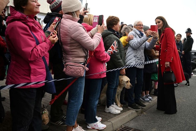 Coat merah brand L.K. Bennett yang dikenakan Kate Middleton di Wales, seperti dikutip dari Daily Mail, harganya mencapai £599 atau Rp 9,7 jutaan. Foto: Getty Images
