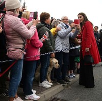 Coat merah brand L.K. Bennett yang dikenakan Kate Middleton di Wales, seperti dikutip dari Daily Mail, harganya mencapai £599 atau Rp 9,7 jutaan. Foto: Getty Images