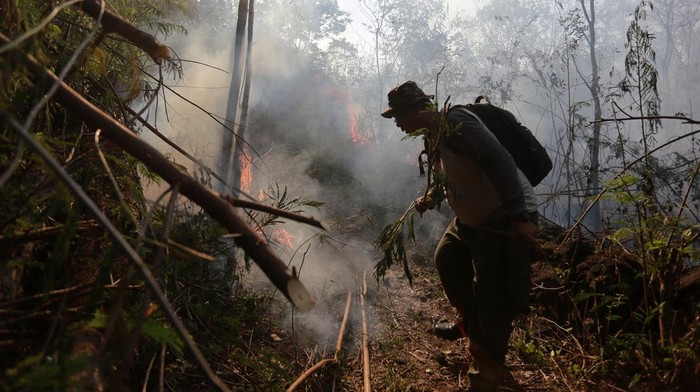 Petugas pemadam kebakaran pemkab Kuningan menuju lokasi kebakaran hutan dan lahan (karhutla) di Desa Padabeunghar, Pasawahan, Kuningan, Jawa Barat, Selasa (27/9/2022). Kebakaran hutan dan lahan (karhutla) di lereng Gunung Ciremai semakin meluas karena kondisi angin kencang dan lokasi kebakaran di area perbukitan dengan kontur berbatu. ANTARA FOTO/Dedhez Anggara/hp.