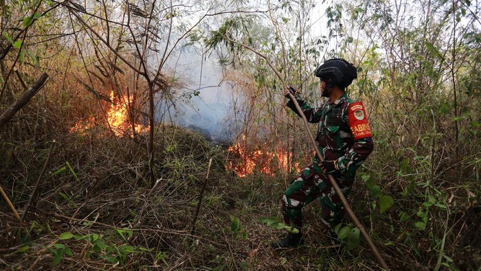 Petugas pemadam kebakaran pemkab Kuningan menuju lokasi kebakaran hutan dan lahan (karhutla) di Desa Padabeunghar, Pasawahan, Kuningan, Jawa Barat, Selasa (27/9/2022). Kebakaran hutan dan lahan (karhutla) di lereng Gunung Ciremai semakin meluas karena kondisi angin kencang dan lokasi kebakaran di area perbukitan dengan kontur berbatu. ANTARA FOTO/Dedhez Anggara/hp.