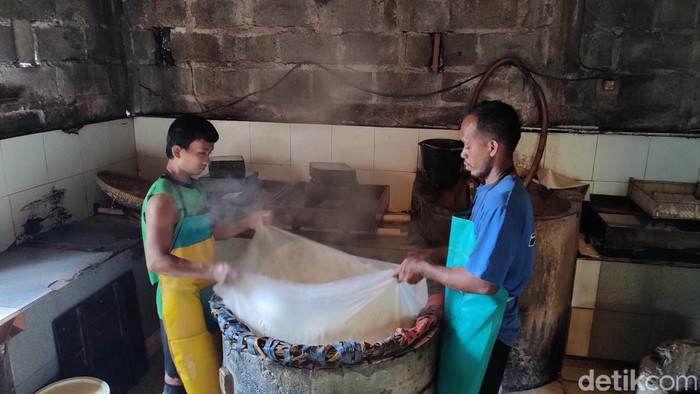 Produsen tahu dan tempe di Kabupaten Kulon Progo, Daerah Istimewa Yogyakarta (DIY) dibuat pusing dengan naiknya harga kedelai yang signifikan.