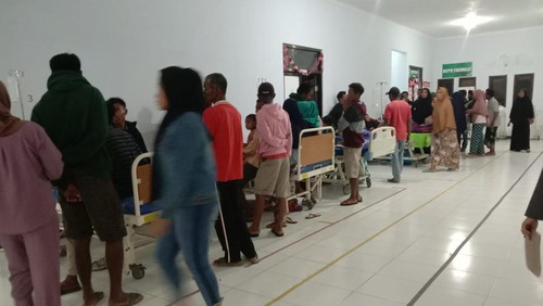 Para pasien dan keluarga pasien korban keracunan massal di UGD RS Sondosia, Bima, NTB