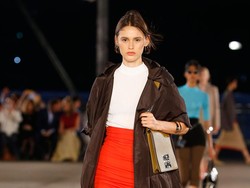 10 Koleksi Busana Tory Burch Spring/Summer 2023, Terinspirasi Era 90-an