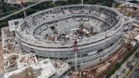 Foto udara proyek pembangunan Indoor Multifunction Stadium di Kompleks GBK, Senayan, Jakarta, Selasa (27/9/2022).   
