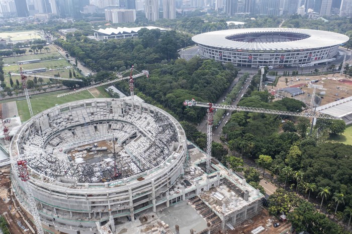 Foto udara proyek pembangunan Indoor Multifunction Stadium di Kompleks GBK, Senayan, Jakarta, Selasa (27/9/2022). Pembangunan stadion seluas 30.720 meter persegi dengan kapasitas pengunjung sebanyak 16.500 orang dengan anggaran Rp 639,1 miliar tersebut ditargetkan rampung pada Juni 2023 untuk mendukung pelaksanaan Piala Dunia Basket (FIBA) 2023 mendatang. ANTARA FOTO/Galih Pradipta/rwa.