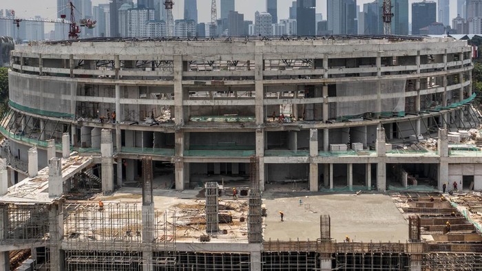 Foto udara proyek pembangunan Indoor Multifunction Stadium di Kompleks GBK, Senayan, Jakarta, Selasa (27/9/2022). Pembangunan stadion seluas 30.720 meter persegi dengan kapasitas pengunjung sebanyak 16.500 orang dengan anggaran Rp 639,1 miliar tersebut ditargetkan rampung pada Juni 2023 untuk mendukung pelaksanaan Piala Dunia Basket (FIBA) 2023 mendatang. ANTARA FOTO/Galih Pradipta/rwa.
