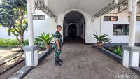 Bangunan yang sepenuhnya diarsiteki dan dibangun oleh Belanda masih berdiri kokoh. Hanya ada sedikit perawatan di setiap bagian bangunan. Lemasmil Poncol berdiri di atas lahan seluas 4,7 hektare. Di dalamnya terdapat sejumlah ruangan yang berfungsi sebagai kantor staf dan Kalemasmil. Kemudian ada empat blok untuk tahanan dan satu blok karantina.