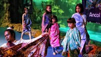 Peragaan busana batik juga dilakukan oleh anak-anak.