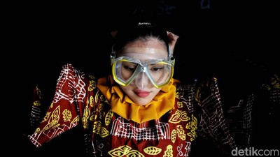 Lihat Nih! Peragaan Busana Batik di Bawah Air