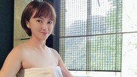 Pada foto tersebut Liu Xintong tampak tengah mandi air panas dan kamera mengabadikan bagian belakang tubuhnya yang setengah terendam. Dok. Facebook