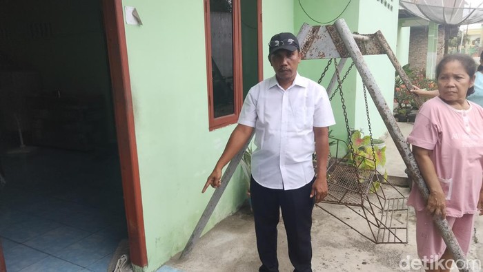 Kepala dusun menunjukkan lokasi penemuan bayi perempuan di depan teras rumah warga. (Perdana Ramadhan/ detikSumut)
