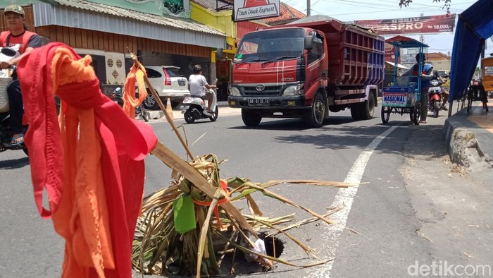 Lubang jalan di ruas jalan pusat kota kecamatan Wedi, Klaten, Rabu (28/9/2022).