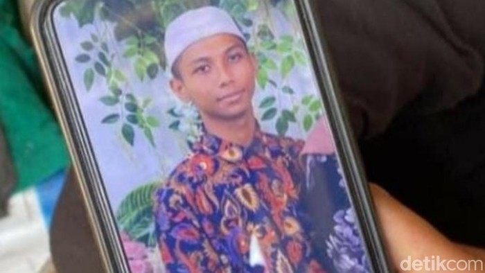 Seorang mahasiswa yang hilang di Bukit Krapyak, Mojokerto akhirnya ditemukan dalam keadaan tewas. Sebelumnya, dilaporkan mahasiswa tersebut hilang selama 16 hari.
