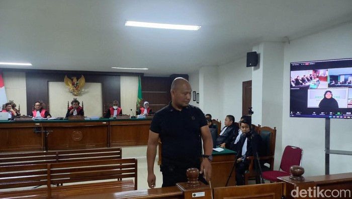 Mantan Danton Dalmas Polres Paniai Bripka Riddo Bagaray  usai jadi saksi di PN Makassar terkait sidang pelanggaran HAM berat Paniai.