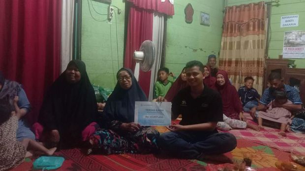Mawarni, wanita yang tuli dan bisu telah meninggal dunia pada 1 Juli lalu. Tim berbuatbaik.id pun mengumpulkan donasi untuk diberikan kepada keluarga Mawarni.