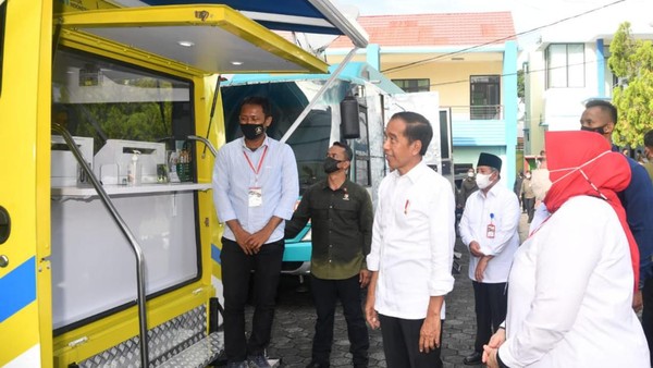Melihat Lagi Momen Jokowi Tinjau Langsung Penyaluran BSU