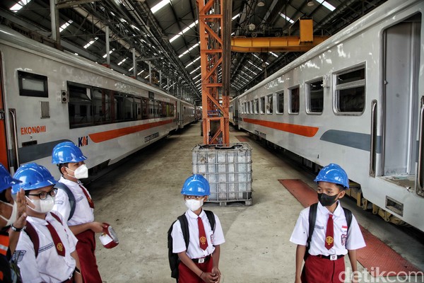 Didiek menjelaskan, Balai Yasa memiliki tugas untuk melakukan perawatan besar sarana perkeretaapian periode 2 tahunan dan 4 tahunan dengan tingkat kesulitan kompleks. Foto: Pradita Utama/detikcom Didiek menjelaskan, Balai Yasa memiliki tugas untuk melakukan perawatan besar sarana perkeretaapian periode 2 tahunan dan 4 tahunan dengan tingkat kesulitan kompleks. Foto: Pradita Utama/detikcom