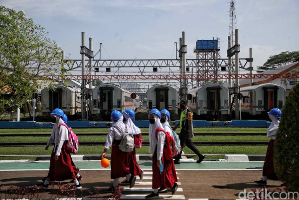 Menurutu Direktur Utama KAI Didiek Hartantyo mengajak masyarakat untuk dapat melihat langsung seluk-beluk Balai Yasa Kereta Api yang selama ini tidak dapat diakses oleh masyarakat umum. Kegiatan ini bertujuan untuk memberikan wadah berinteraksi langsung. Foto: Pradita Utama/detikcom Menurutu Direktur Utama KAI Didiek Hartantyo mengajak masyarakat untuk dapat melihat langsung seluk-beluk Balai Yasa Kereta Api yang selama ini tidak dapat diakses oleh masyarakat umum. Kegiatan ini bertujuan untuk memberikan wadah berinteraksi langsung. Foto: Pradita Utama/detikcom