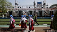 Menurutu Direktur Utama KAI Didiek Hartantyo mengajak masyarakat untuk dapat melihat langsung seluk-beluk Balai Yasa Kereta Api yang selama ini tidak dapat diakses oleh masyarakat umum. Kegiatan ini bertujuan untuk memberikan wadah berinteraksi langsung. Foto: Pradita Utama/detikcom