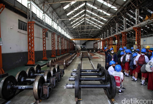 PT Kereta Api Indonesia (Persero) menyelenggarakan kegiatan Open House Balai Yasa Kereta Api untuk mengedukasi masyarakat terkait proses perawatan kereta dan lokomotif. Foto: Pradita Utama/detikcom PT Kereta Api Indonesia (Persero) menyelenggarakan kegiatan Open House Balai Yasa Kereta Api untuk mengedukasi masyarakat terkait proses perawatan kereta dan lokomotif. Foto: Pradita Utama/detikcom