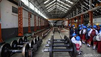 PT Kereta Api Indonesia (Persero) menyelenggarakan kegiatan Open House Balai Yasa Kereta Api untuk mengedukasi masyarakat terkait proses perawatan kereta dan lokomotif. Foto: Pradita Utama/detikcom