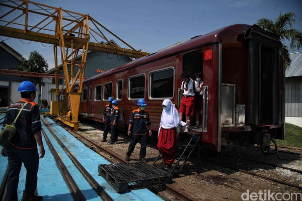 Sarana yang dimaksud yaitu lokomotif, kereta penumpang, gerbong barang, dan fasilitas-fasilitas sarana lainnya. Foto: Pradita Utama/detikcom Sarana yang dimaksud yaitu lokomotif, kereta penumpang, gerbong barang, dan fasilitas-fasilitas sarana lainnya. Foto: Pradita Utama/detikcom