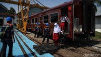 Sarana yang dimaksud yaitu lokomotif, kereta penumpang, gerbong barang, dan fasilitas-fasilitas sarana lainnya. Foto: Pradita Utama/detikcom