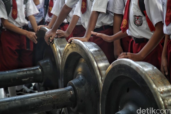 Tujuan open house ini adalah untuk mengetahui bagaimana kereta api, melakukan perawatan armadanya, bagaimana petugas menyiapkan armada dengan mematuhi prosedur yang ada. Foto: Pradita Utama/detikcom Tujuan open house ini adalah untuk mengetahui bagaimana kereta api, melakukan perawatan armadanya, bagaimana petugas menyiapkan armada dengan mematuhi prosedur yang ada. Foto: Pradita Utama/detikcom