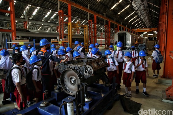 Di lokasi itu para pengunjung bisa melihat secara langsung proses perbaikan dan perawatan kereta api. Foto: Pradita Utama/detikcom Di lokasi itu para pengunjung bisa melihat secara langsung proses perbaikan dan perawatan kereta api. Foto: Pradita Utama/detikcom