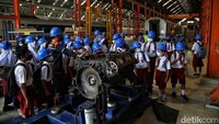Di lokasi itu para pengunjung bisa melihat secara langsung proses perbaikan dan perawatan kereta api. Foto: Pradita Utama/detikcom