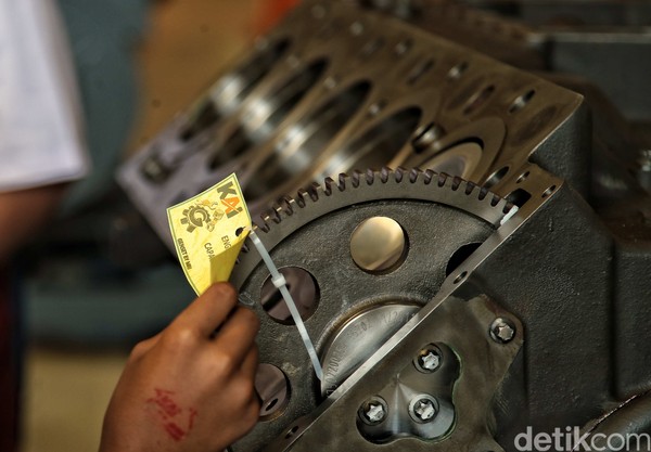 Perlu diketahui Balai Yasa adalah bengkel kereta api yang difungsikan untuk melakukan perawatan besar sarana perkeretaapian periode 2 tahunan dan 4 tahunan dengan tingkat kesulitan kompleks. Foto: Pradita Utama/detikcom Perlu diketahui Balai Yasa adalah bengkel kereta api yang difungsikan untuk melakukan perawatan besar sarana perkeretaapian periode 2 tahunan dan 4 tahunan dengan tingkat kesulitan kompleks. Foto: Pradita Utama/detikcom
