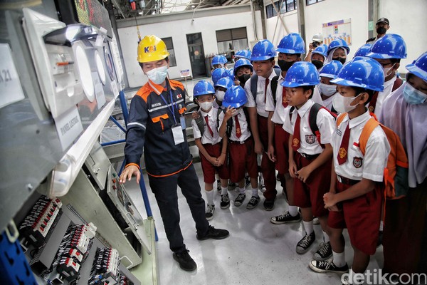 Selain itu kegiatan ini juga sebagai sarana untuk edukasi kepada anak- anak tentang perkeretapian di Indonesia. Foto: Pradita Utama/detikcom Selain itu kegiatan ini juga sebagai sarana untuk edukasi kepada anak- anak tentang perkeretapian di Indonesia. Foto: Pradita Utama/detikcom