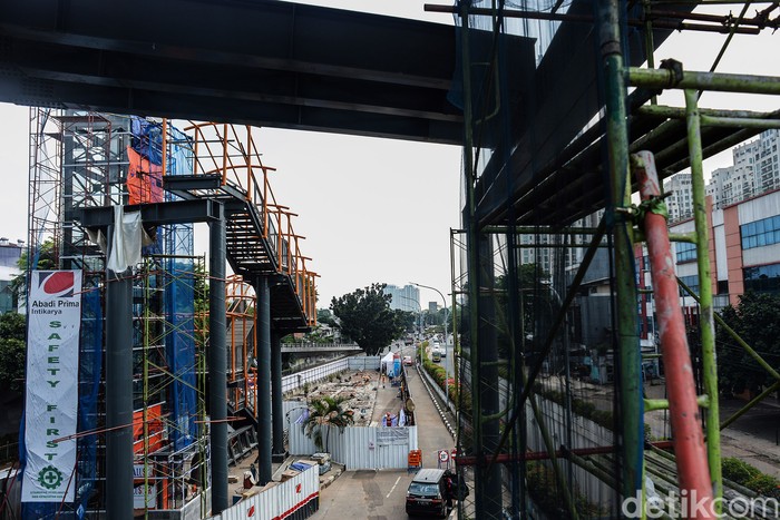 Proses pembangunan jembatan penyeberangan orang atau skywalk di Kebayoran Lama terus dikebut. Begini progres terkini proyek tersebut.