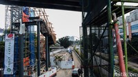 Sejalan dengan pembangunan skywalk tersebut, turut dibangun pula fasilitas lift dan tangga berjalan atau eskalator di beberapa halte Trans Jakarta di kawasan tersebut.