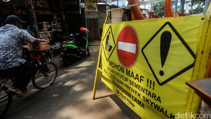 Proses pembangunan jembatan penyeberangan orang atau skywalk di Kebayoran Lama terus dikebut. Begini progres terkini proyek tersebut.