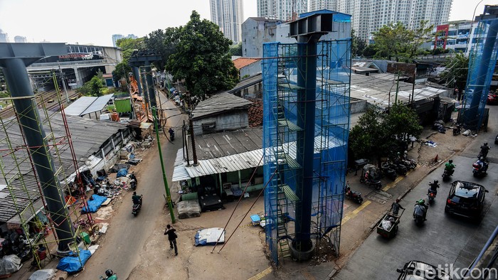 Melihat Progres Terkini Proyek Skywalk Kebayoran Proses pembangunan jembatan penyeberangan orang atau skywalk di Kebayoran Lama terus dikebut. Begini progres terkini proyek tersebut.
