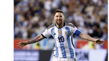 Dunia sepak bola masih terfokus pada dua GOAT, yakni Messi dan Ronaldo. Tetapi pertandingan semalam menciptakan kontras yang nyata ketika La Pulga bawa Argentina menang tapi di sisi lain CR7 gagal membantu Portugal ke partai Semifinal Nations League. Foto: Twitter