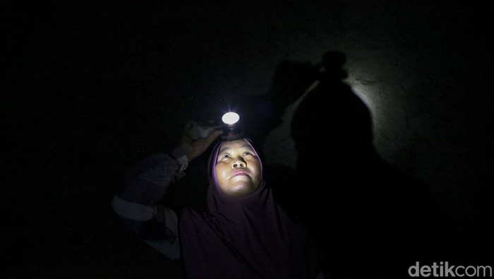 Mengintip Manisnya Bisnis Sarang Burung Walet Sukarni (53) warga Sindang Kasih, Jagoi Babang, Kalbar, menjadi peternak sarang burung walet. Bisnis ini mampu mendulang penghasilan belasan juta rupiah.