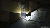 Sukami juga membuat speaker pada bangunan sarang waletnya, hal itu untuk memancing walet lain untuk datang dan bersarang.