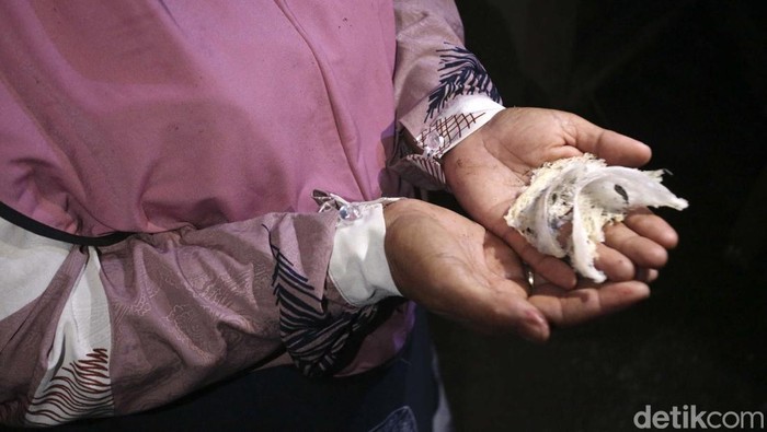 Sukarni (53) warga Sindang Kasih, Jagoi Babang, Kalbar, menjadi peternak sarang burung walet. Bisnis ini mampu mendulang penghasilan belasan juta rupiah.