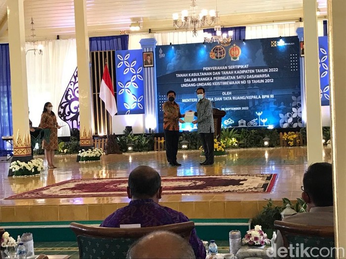 Menteri ATR/BTN menyerahkan sertifikat tanah kesultanan dan tanah kadipaten kepada Gubernur DIY, Rabu (28/9/2022).